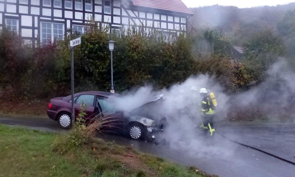 Feuerwehr an einem brennenden PKW