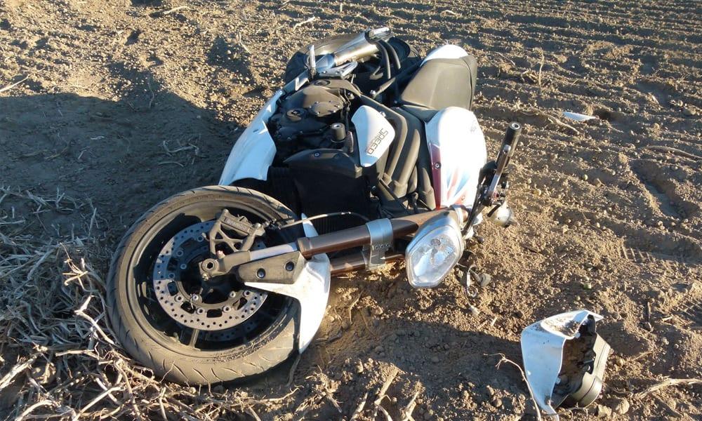 Das Krad der Marke Triumph blieb auf einem Acker naher der Eisberger Straße liegen. - © Polizei Porta Westfalica