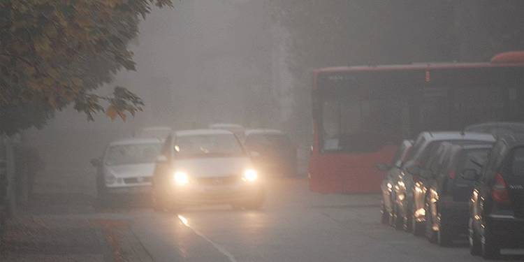 Bei Nebel gilt: Licht an, um rechtzeitig gesehen zu werden. - © Polizei Höxter