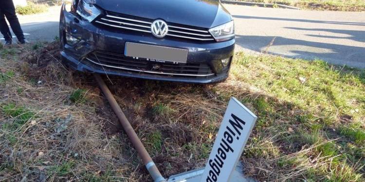 Der VW der 54-jährigen Lübbeckerin wurde gegen ein Straßenschild geschleudert. - © Polizei Hüllhorst