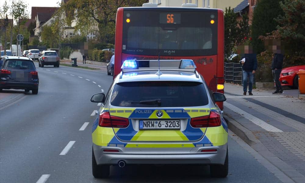 Polizeiauto steht vor Bus