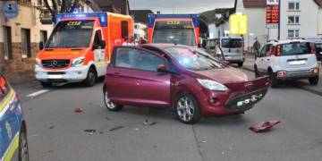 Stark beschädigter Ford Ka nach einem Unfall