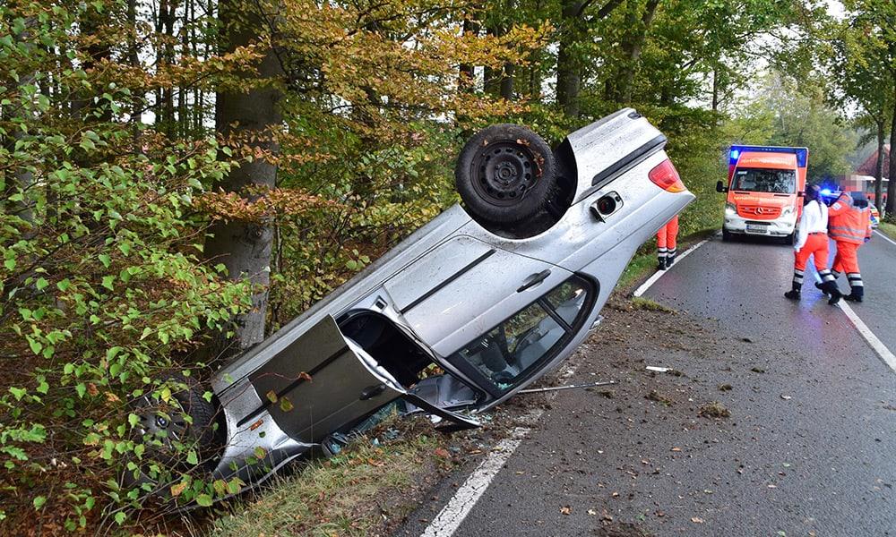 PKW liegt nach Unfall im Graben auf dem Dach