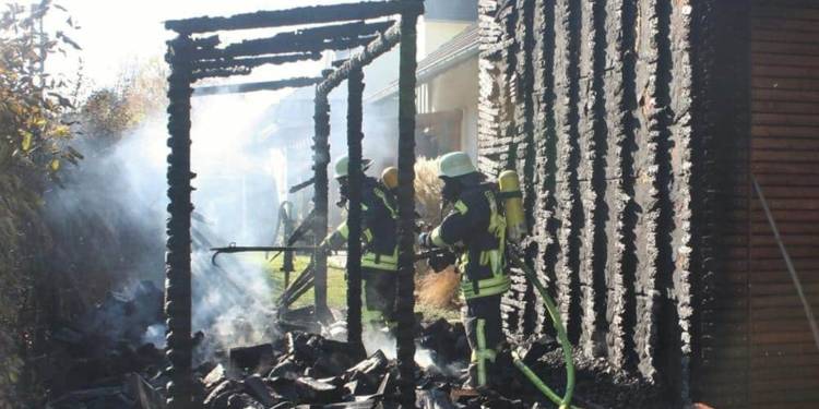 Der Schuppen wurde zerstört, die Holzfassade des Wohnhauses erheblich beschädigt. - © Polizei Steinheim