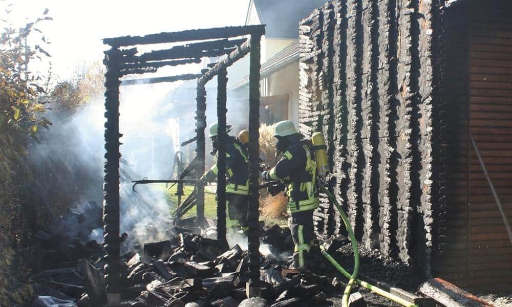 Der Schuppen wurde zerstört, die Holzfassade des Wohnhauses erheblich beschädigt. - © Polizei Steinheim