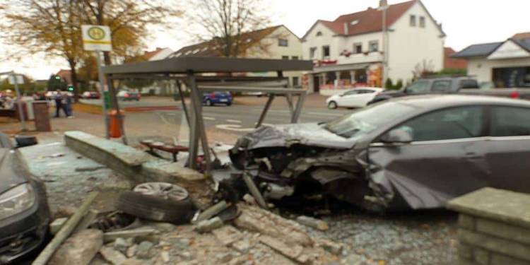 Enormer Schaden entstand, als der Opel des 77-Jährigen offenbar ungebremst gegen die Bushaltestelle prallte. - © Polizei Minden