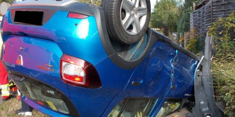 Nach dem Zusammenstoß mit dem VW drehte sich der Dacia aus Dach. - © Polizei Porta Westfalica