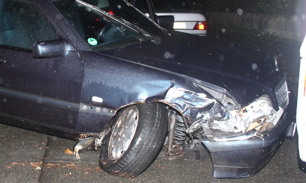 PKW mit gebrochener Vorderachse nach einem Unfall