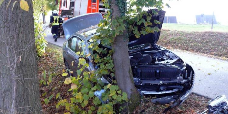 Stark beschädigter Volvo vor einem Baum