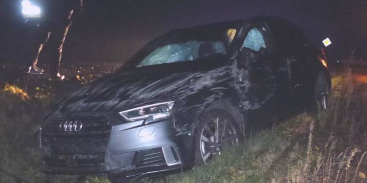 Audi mit Totalschaden im Straßengraben