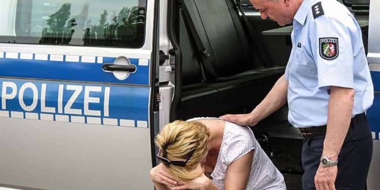 Polizist tröstet eine Frau