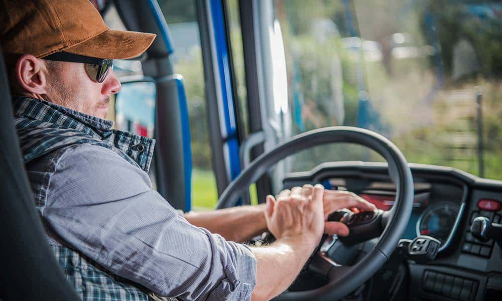 LKW Fahrer in seiner Kabine