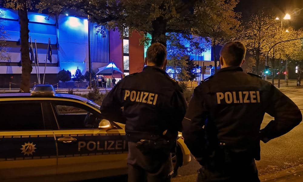 Zwei Polizisten vor dem Herforder High Club