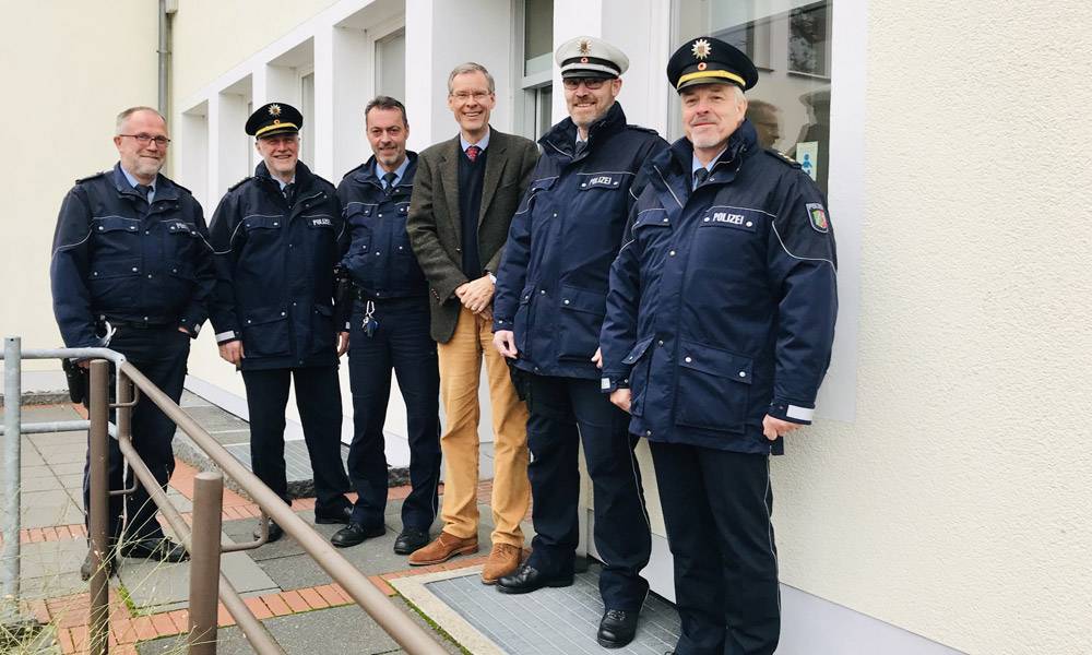 v.l.n.r. EPHK Bobe, LPD Ingenohl, PHK Seelhöfer, Landrat Adenauer, PHK Rondorf und PD Wolf - © Polizei Gütersloh