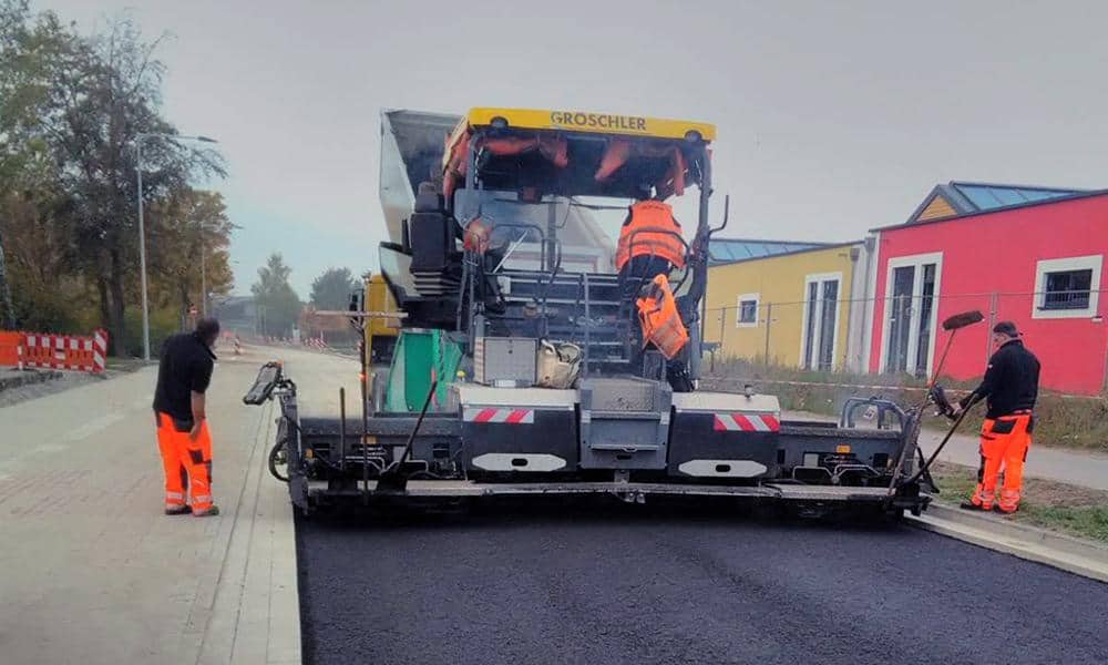 Asphaltierarbeiten mit großer Maschine