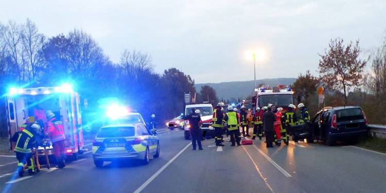 Bei dem Unfall an der Abfahrt der B 65 zogen sich zwei Personen Verletzungen zu. - © Polizei Porta Westfalica