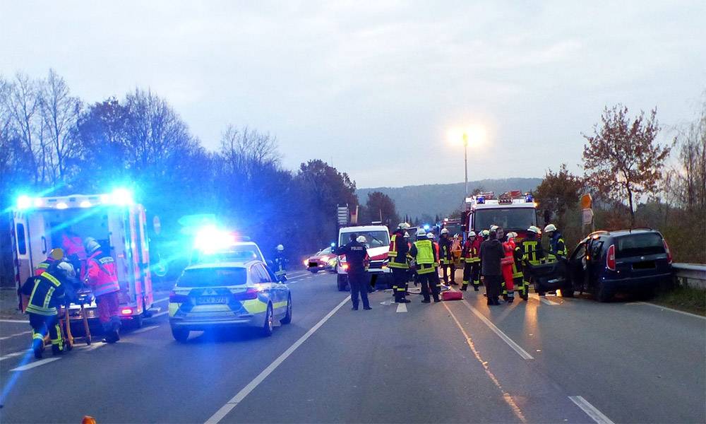 Bei dem Unfall an der Abfahrt der B 65 zogen sich zwei Personen Verletzungen zu. - © Polizei Porta Westfalica