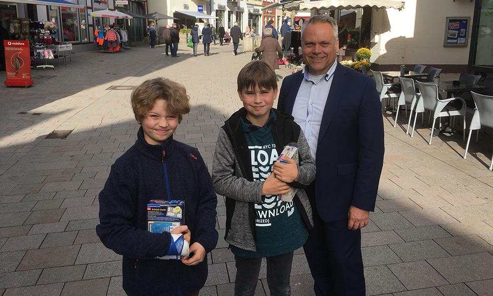 2 Schüler mit Bürgermeister Dr. Roland Thomas