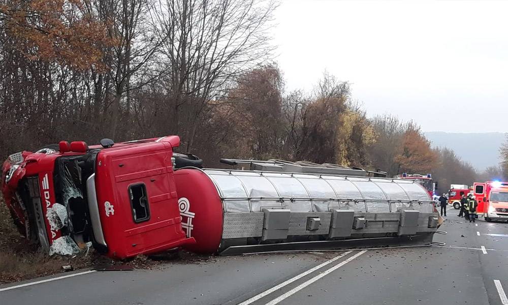 LKW nach Unfall umgekippt