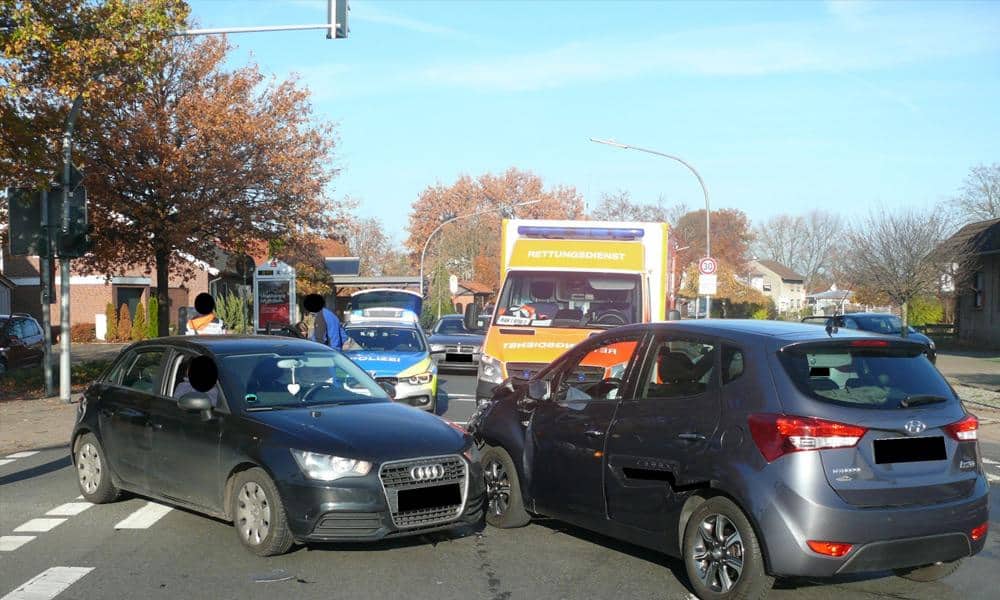 Zwei PKW sind auf einer Kreuzung zusammengestoßen