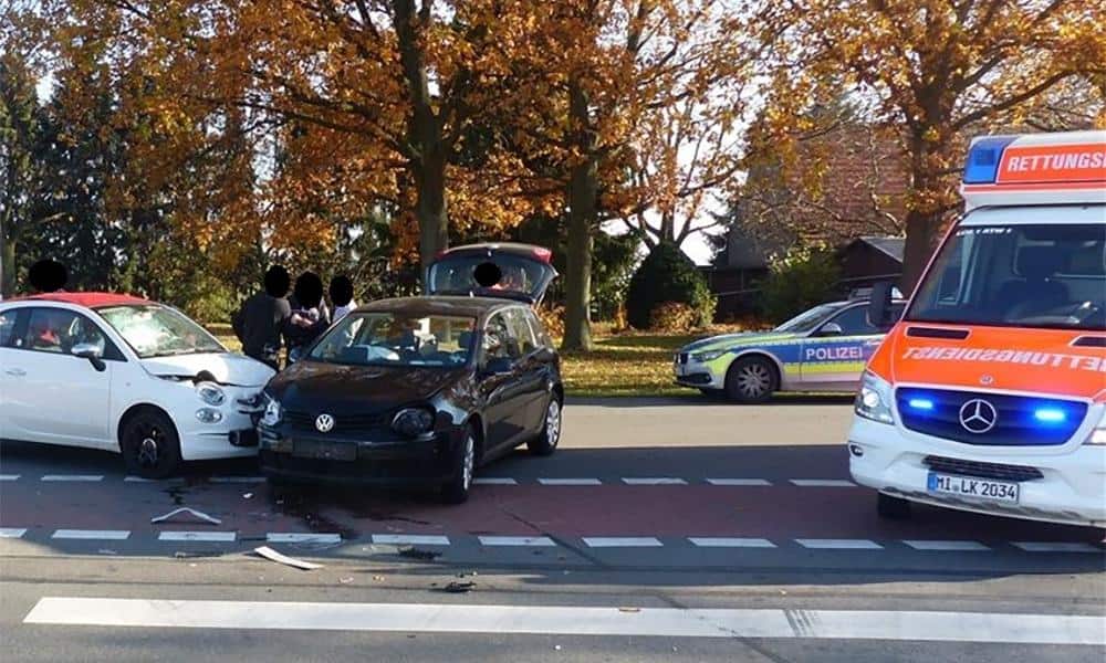 Zwei PKW sind beim Abbiegen zusammengestoßen