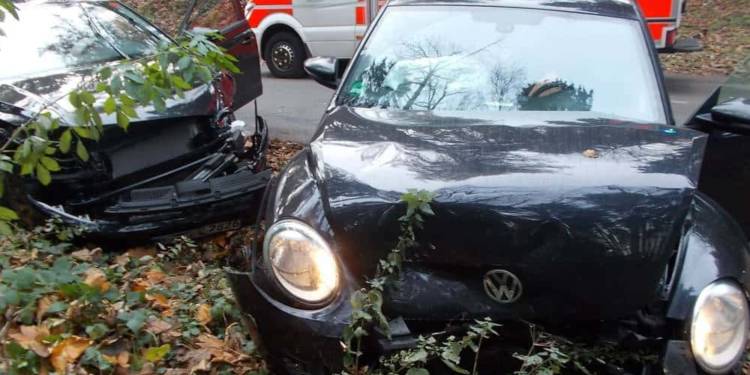 Die beiden Fahrzeuge, ein VW Beetle und ein Polo, prallten am Nachmittag im Wiehengebirge auf der Schnathorster Straße zusammen. - © Polizei Lübbecke