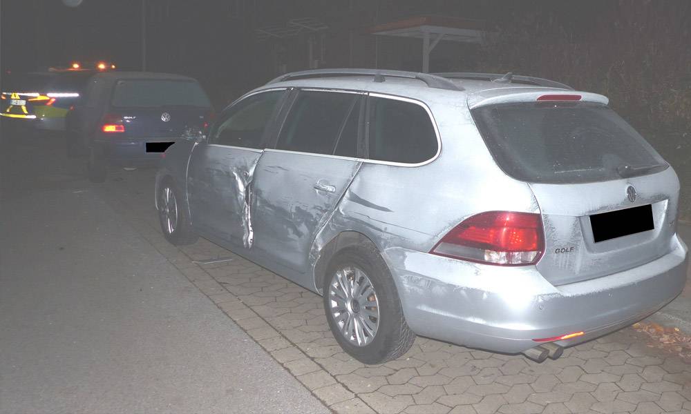 Die beiden Volkswagen wurden bei dem Unfall beschädigt - © Polizei Bad Oeynhausen