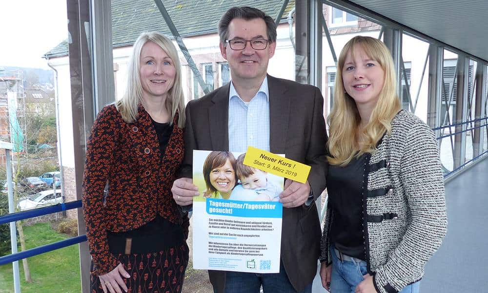 Mit Plakaten wirbt der Kreis Höxter für den neuen Qualifizierungskurs, der am 9. März beginnt. Stephanie Werk-Ferber (von links), Christian Rodemeyer und Katharina Sinn hoffen auf reges Interesse an der Ausbildung zur Tagesmutter und zum Tagesvater. - © Kreis Höxter