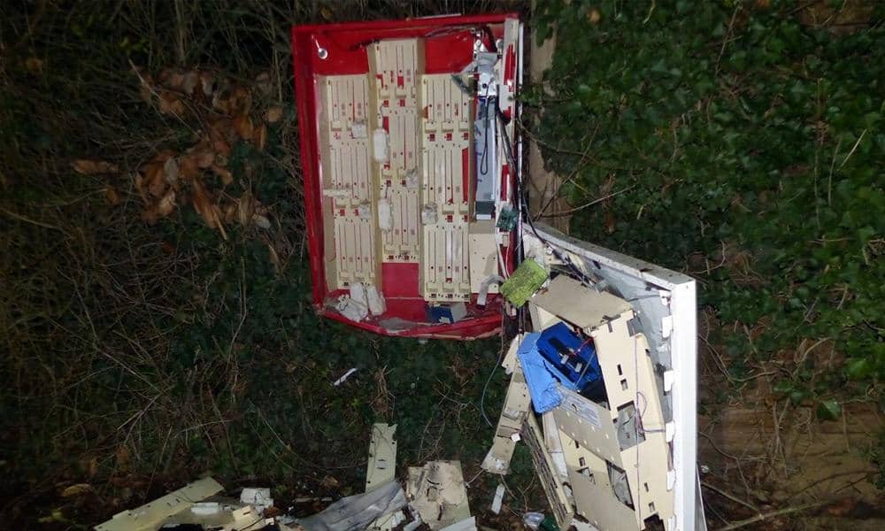 Der Zigarettenautomat in Schnathorst wurde am frühen Mittwochmorgen bei der Detonation komplett zerstört - © Polizei Hüllhorst