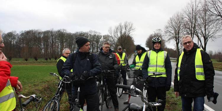 Bei windigem Schauerwetter machten sich die Gastgeber und die drei Mitglieder der Vorabkommission auf die Strecke von Rheda-Wiedenbrück nach Rietberg. Hier erläutert Markus Schwarze (r.), Leiter des Bauhofs, den Unterhalt und die Sanierung von Radwegen. - © Kreis Gütersloh