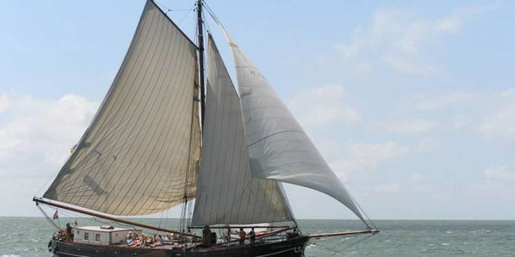 Mit dem Segelschiff Onverwacht geht es für jugendliche Skipper in den Sommerferien auf Tour aufs Ijsselmeer - © Kreis Herford