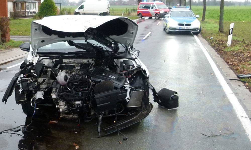 Beim Unfall auf der Nordhemmer Straße in Hille entstand hoher Sachschaden. - © Polizei Hille