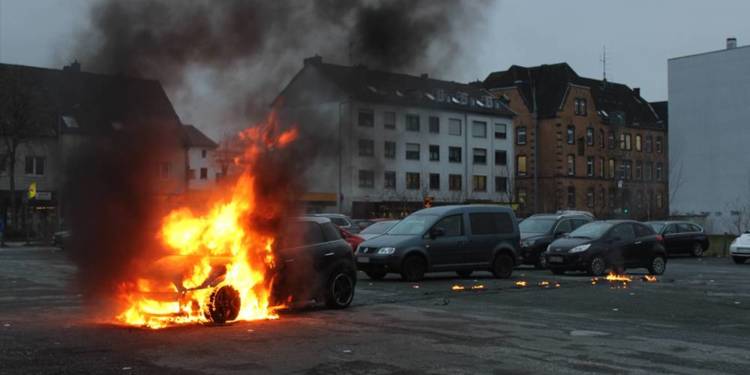 Der brennende Mini war nicht mehr zu retten. Dank des couragierten Zeugen wurden keine weiteren Autos beschädigt. - © Polizei Paderborn