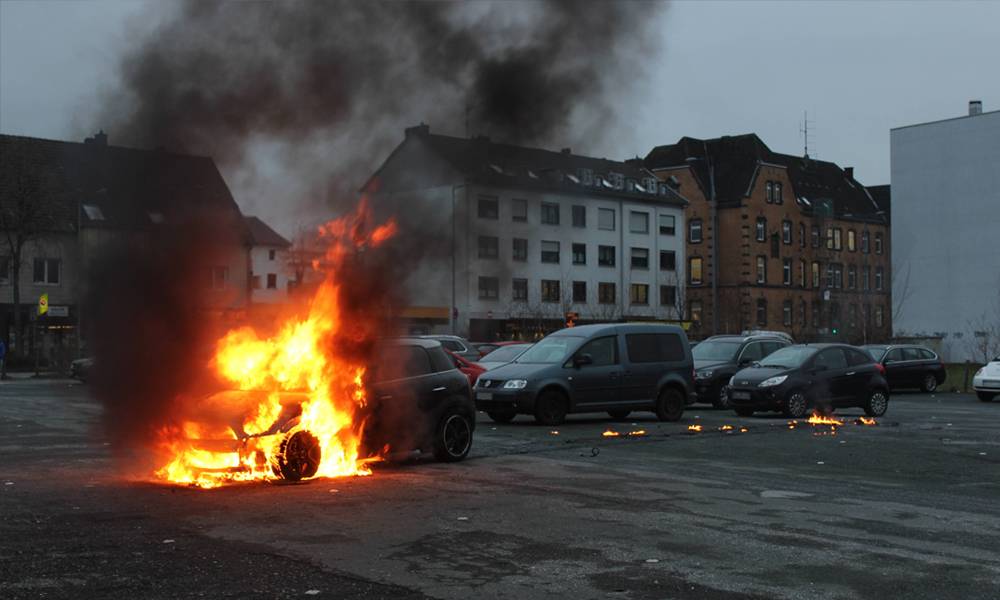 Der brennende Mini war nicht mehr zu retten. Dank des couragierten Zeugen wurden keine weiteren Autos beschädigt. - © Polizei Paderborn