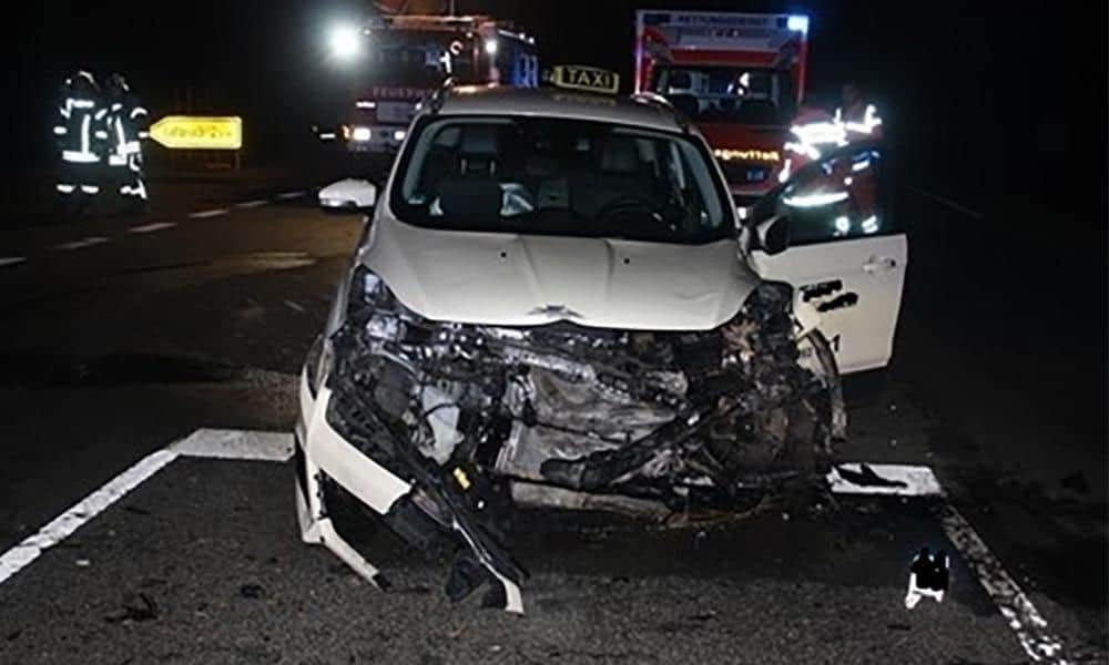 Verunfalltes Taxi, Almena - © Polizei Extertal