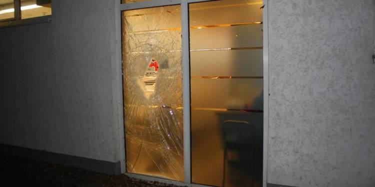 Beschädigte Fensterscheibe - © Polizei Brakel