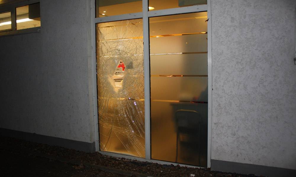 Beschädigte Fensterscheibe - © Polizei Brakel