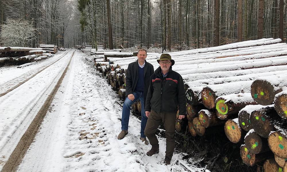 Jürgen Schell und Frank Sundermann im Barntruper Stadtwald - © Stadt Barntrup