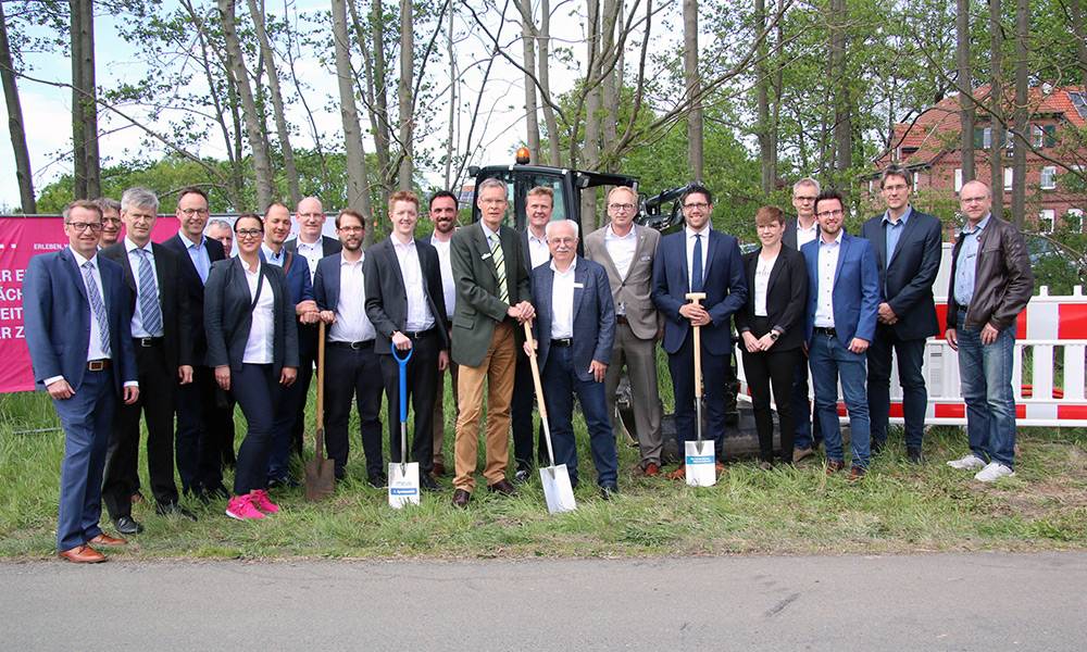 Spatenstich in Rheda-Wiedenbrück an der Straßenecke Maaßfeld/Röckinghausener Straße: Vertreter aller Beteiligten trafen sich hier, wo die Bauarbeiten für den Glasfaserausbau in den Außenbereichen der acht beteiligten Kommunen beginnen. - © Kreis Gütersloh