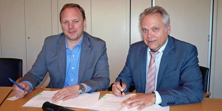 v.l. Sewikom-Geschäftsführer Kai-Timo Wilke und Bürgermeister Dr. Roland Thomas bei der Vertragsunterzeichnung - © Stadt Bad Salzuflen
