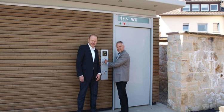 v.l. Technischer Beigeordneter Bernd Zimmermann und Bürgermeister Dr. Roland Thomas vor dem neuen Toilettengebäude - Stadt Bad Salzuflen