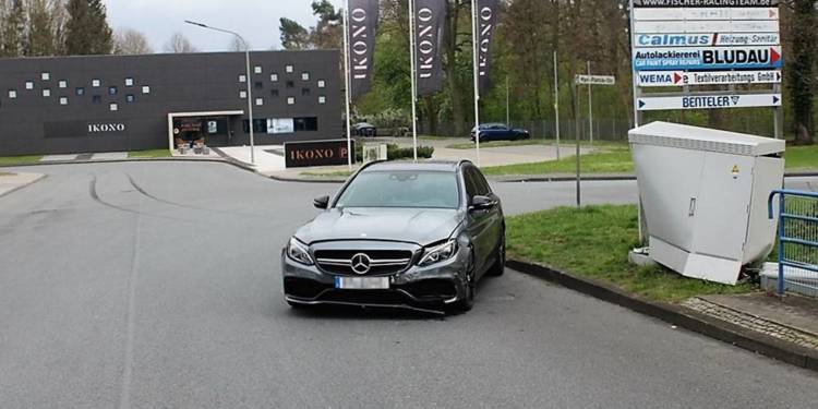 Ein 21-jähriger Fahrer kam mit seinem Mercedes AMG in Paderborn-Sennelager von der Fahrbahn ab und prallte gegen einen Telekommunikationsverteiler. - © Polizei Paderborn
