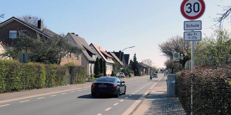 Auf der Nonenstraße in Höhe der Gesamtschule gilt nun Tempo 30. - © Stadt Rheda-Wiedenbrück
