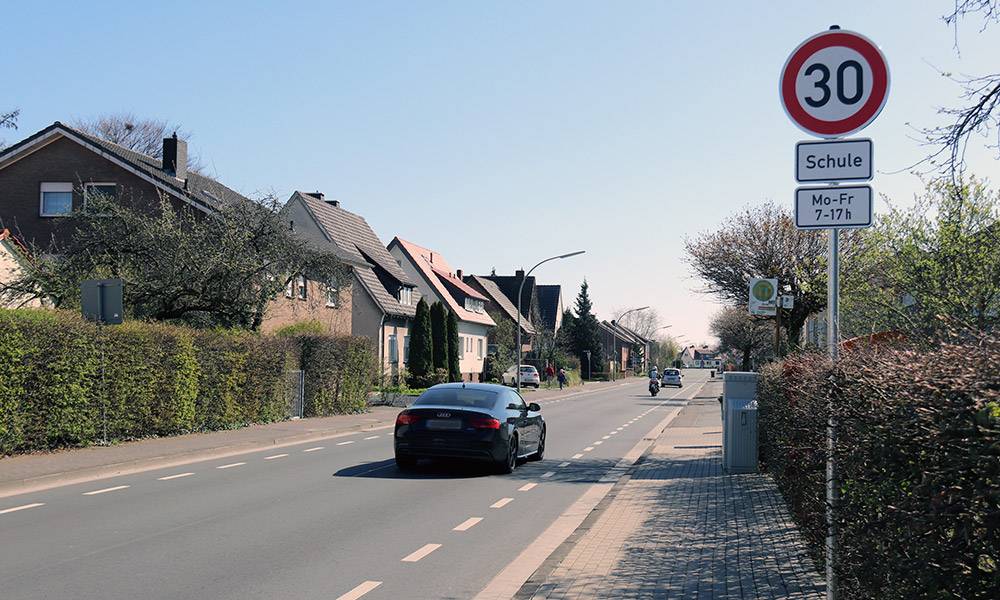 Auf der Nonenstraße in Höhe der Gesamtschule gilt nun Tempo 30. - © Stadt Rheda-Wiedenbrück