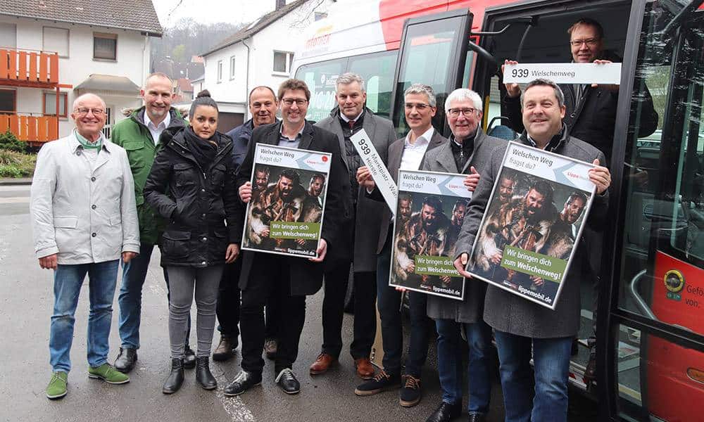 Gemeinsam für mehr Mobilität: Klaus Stein (Geschäftsführer Archäologisches Freilichtmuseum Oerlinghausen), Bernd Achatz (Leiter Busverkehr Ostwestfalen GmbH (BVO)), Lida Yousefzada (Planerin bei der BVO), Peter Ritter (BVO), Achim Oberwöhrmeier (KVG Lippe), Dirk Becker (Bürgermeister Oerlinghausen), Thorsten Paulussen (Allgemeiner Vertreter des Bürgermeisters Stadt Lage), Dipl.-Ing. Peter Synkowski ( Geschäftsführer Stadtwerke Oerlinghausen), Bernd Seibert (Stadtwerke Oerlinghausen), Landrat Dr. Axel Lehmann (von links). - © K. Dinter