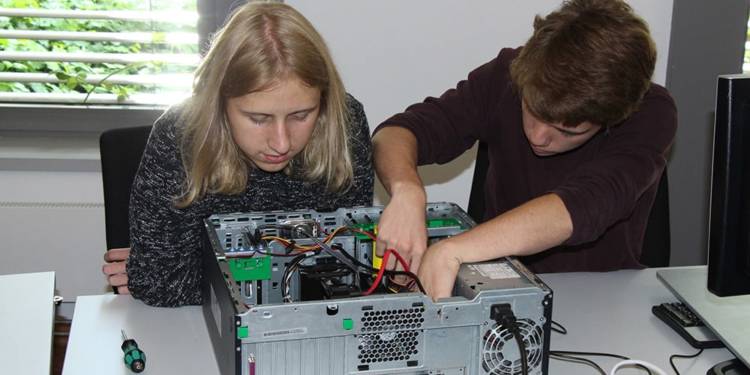 Im IT-Camp wird ein Computer repariert.