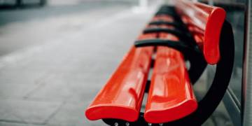 Rote Sitzbank einer Bushaltestelle