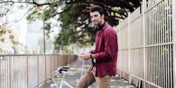 Fahrradfahrer mit Musik