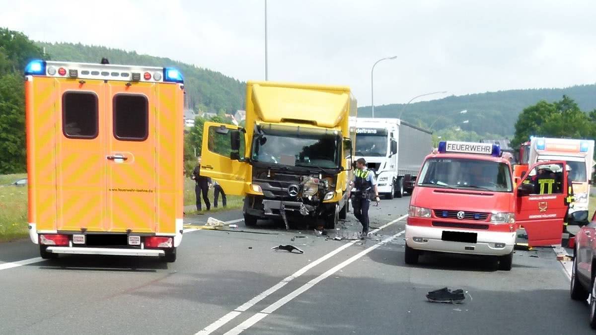 Schwerer Unfall Auf Der B 239 Fordert Ein Todesopfer