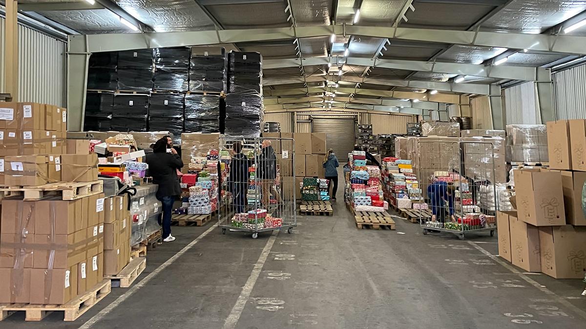 Lagerhalle mit Geschenkpakete für Kinder